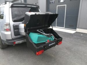 Kuljetus: Kuljetuslaatikko - 280 litraa (auton vetokoukkuun kiinnitettävä)