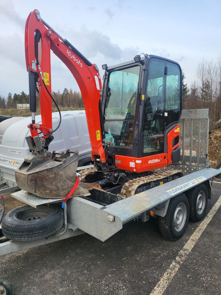 Minikaivurit: Minikaivuri 2 tn + kuljetuslavetti